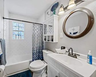 Let D's Cozy Cottage Provide a Comfortable Stay! - Big Spring - Bathroom