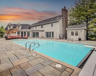 Lighthouse | 9br Resort · Pool · Arcade · Hot Tub - Saukville - Piscina