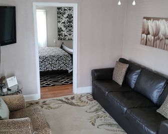 Historic Charm With Modern Comforts & Parking Near Oceanfront and Rivers Casino - Portsmouth - Living room