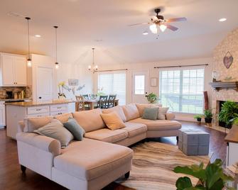 Beautiful Home! 3/2 - Weatherford - Living room