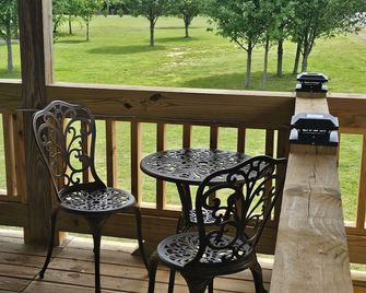 3-BR lodge , fish,shoot pool or sit around the firepit. Close to Chattanooga Tn - LaFayette - Balcony