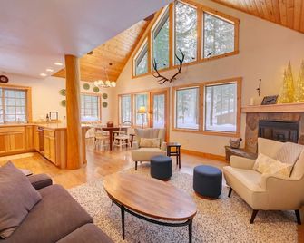 Blue Pine Guest House - luxury cabin close to the trails! - Winthrop - Living room