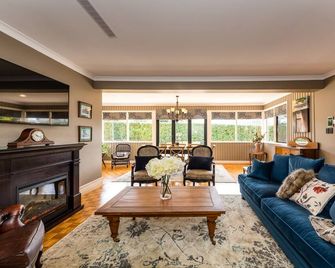 Hedge House - luxury, space, style, great location - Toowoomba