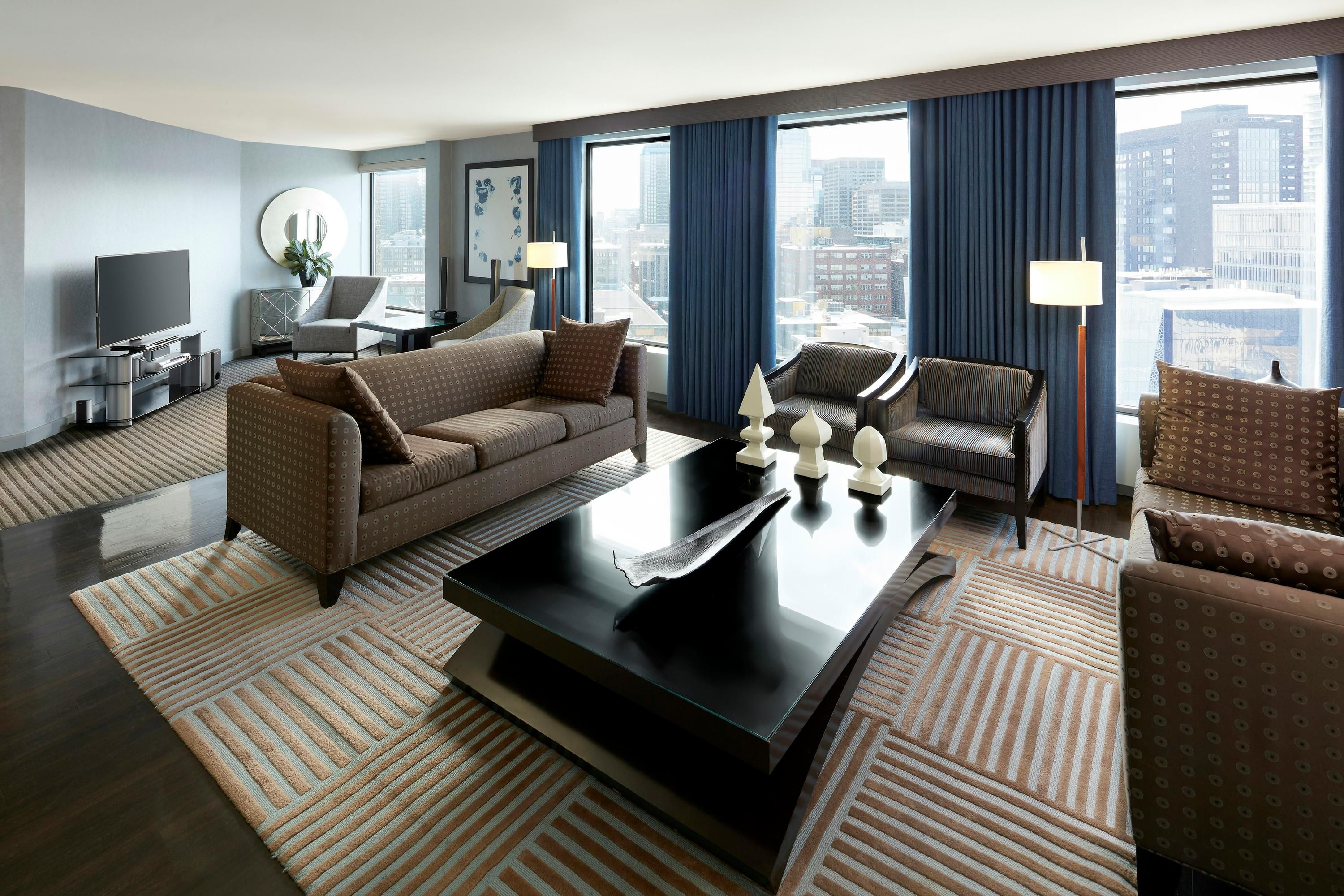 DoubleTree by Hilton Montreal Downtown thumbnail 3
