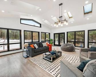 The Catskill Getaway • Near Bethel Woods & Hiking & Hot Tub - Parksville - Living room