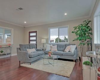 Spacious 4 Bd 4 Ba home close to all the best of San Jose - San Jose - Sala de estar