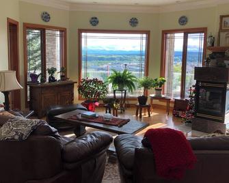Rocky Mountain View Bed & Breakfast - Cochrane - Living room