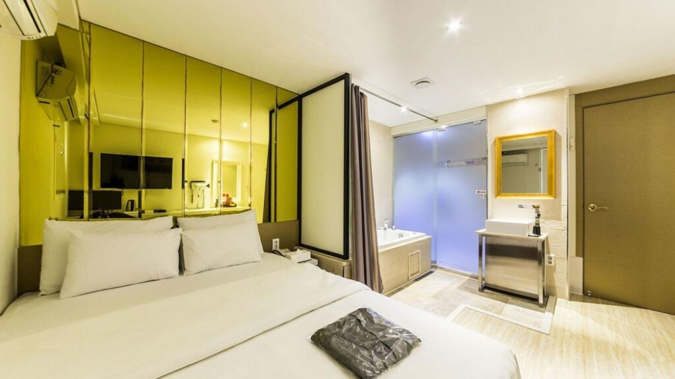 Glam Hotel