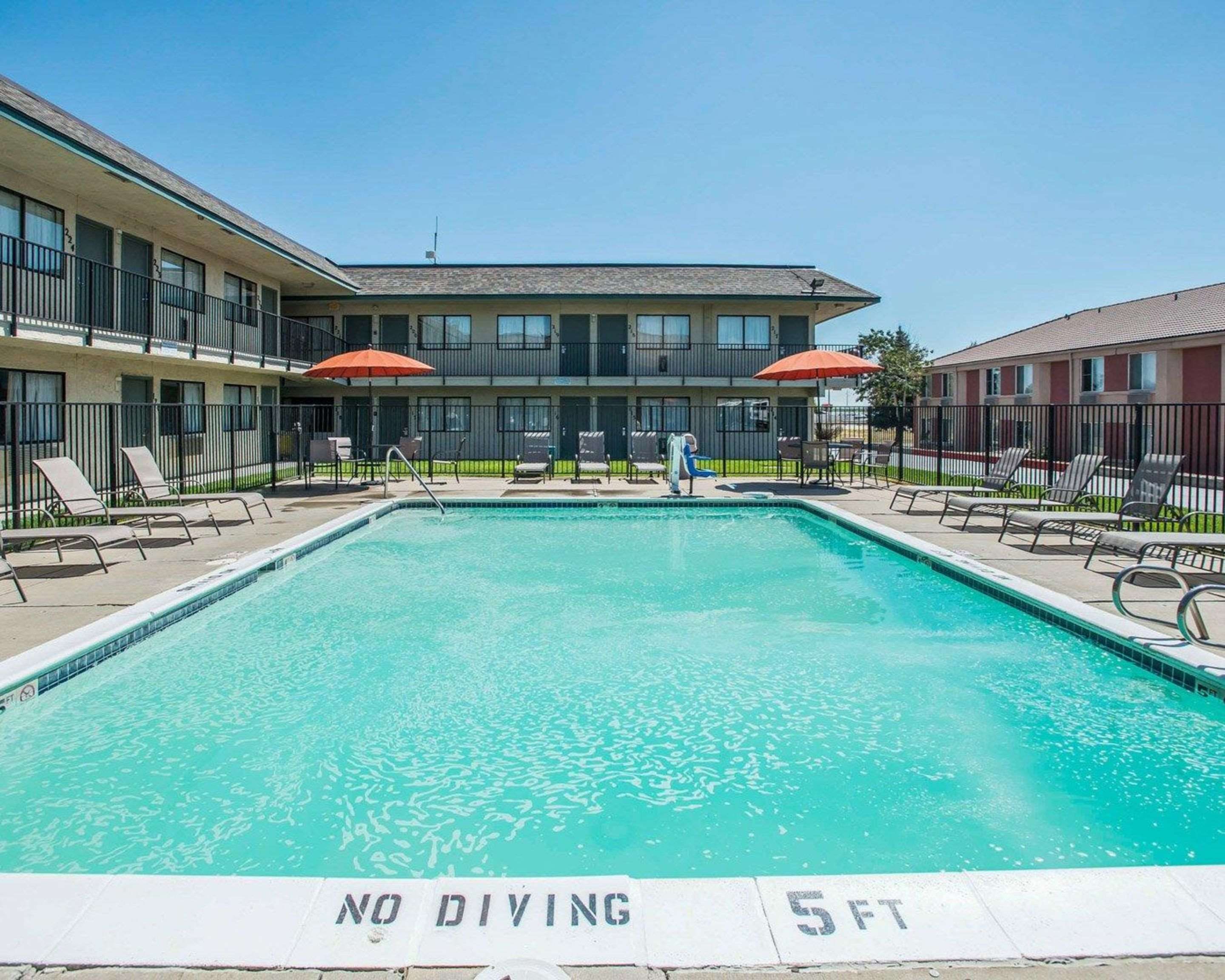 Rodeway Inn Greeley thumbnail 2