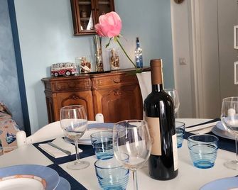 Seaside B&B - Bright and breezy apartment with large garden 100 m from the sea. - Anzio - Essbereich