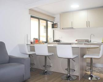 Your retreat between turquoise shores and forested paths - Machico - Keuken
