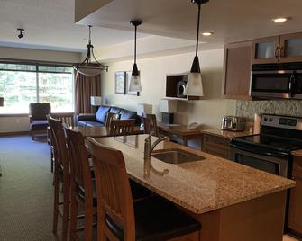 Rocky Mountain Retreat and 5 Min Walk to the Bow - Dead Man's Flats - Kitchen