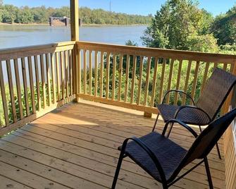 Riverside Cabin with Homemade Breakfast - Gallipolis - Balkón