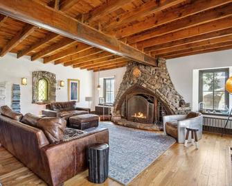 Luxury Historic Home Next to US Bank Stadium. Private Courtyard + Rooftop. - Medicine Lake