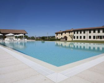 Relais Corte Pontigliardo - לאציזה - בריכה