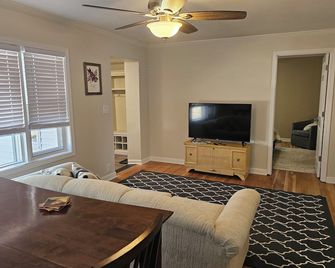 Quiet 2bd 1ba ranch with off street parkingWalking distance to downtown/beach. - Lake Geneva - Living room