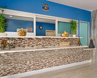 Baymont by Wyndham Kingwood - Porter - Lobby