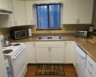 Cozy Cabin in Clifftops (VRBO #478732) family and dog friendly - Monteagle - Kitchen