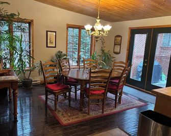 Cozy 3-bedroom chalet in lovely Mont-Blanc with WiFi and SPA. - La Conception - Essbereich