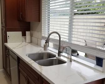 Beautiful house in great, quiet neighborhood, yet close to all your needs. - Palos Verdes Peninsula - Kitchen