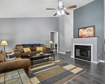 3 Bed/2 Bath Modern 1400 sq ft Home in Quiet Paducah Neighborhood - Paducah - Dining room