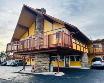 Capital O Clayton House Motel Rockford Near Airport - Loves Park - Building