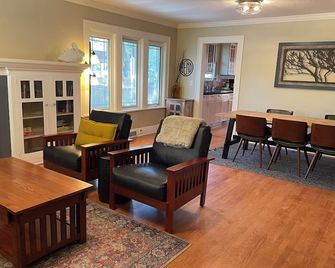 The River Run Cottage: Historic Downtown & Deschutes River With Hot Tub - Bend - Living room