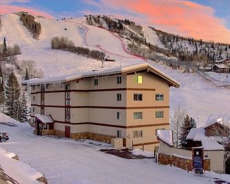 Updated 2 Bed 2 Bath Ski In Ski Out with King Beds, Hot Tub, Private Balcony - Steamboat Springs - Bina