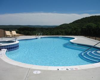 August Lodge Cooperstown - Hartwick Seminary - Pool