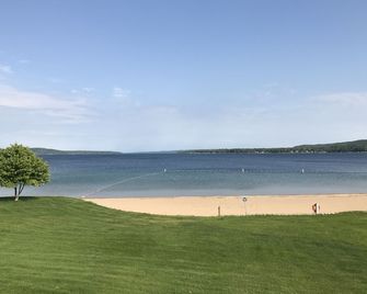 Family-Friendly Condo On Lake Charlevoix! - Boyne City - Beach