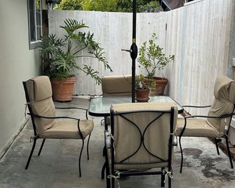 1 bedroom apartment in pleasant Carpinteria with AC and charm - Carpinteria - Innenhof