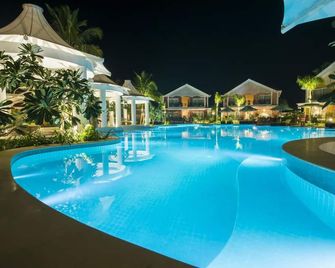 Swosti Chilika Resort - Bālugān - Piscine