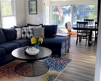 Lazy Days: mid-term private waterfront cottage at the lake - Brighton - Sala de estar