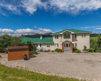 Sleeps 16- 5 mins from Waterton Entrance WCV -A&B - 沃特頓公園 - 建築