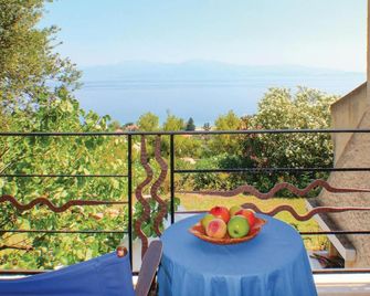Gorgeous home in Melissi Xylokastro with house sea view - Melissi - Balcón