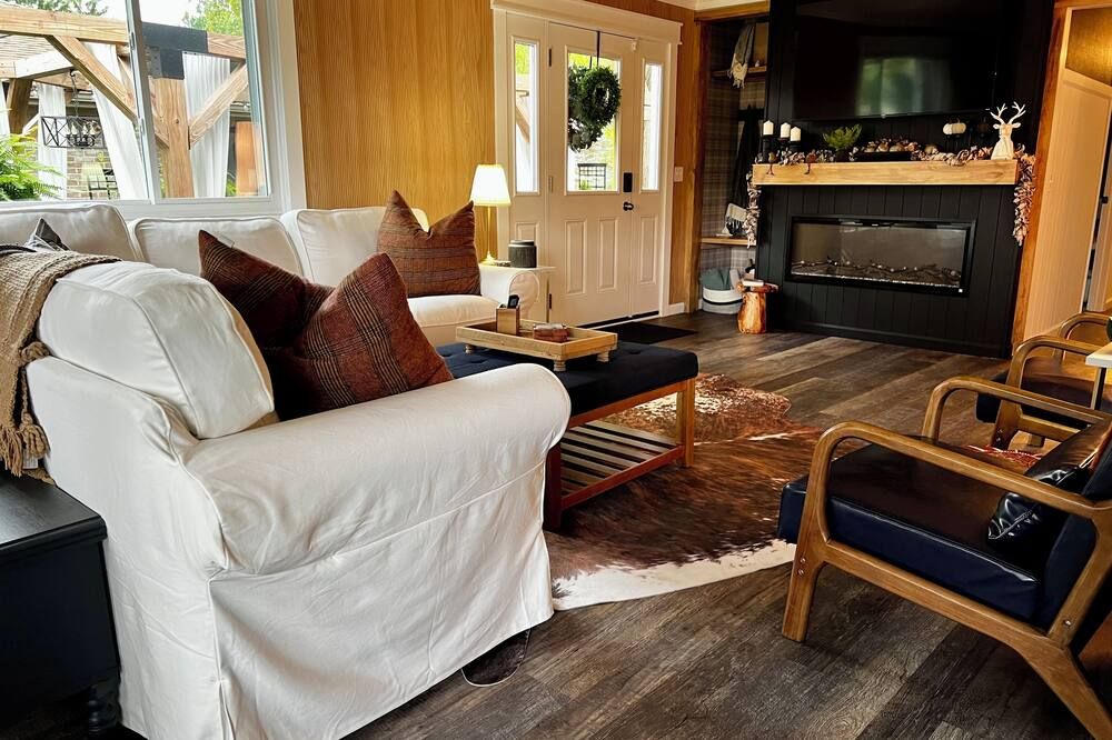 Tranquil haven with a roomy deck and stunning panoramic lake views. - Howell - Wohnzimmer