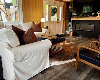 Tranquil haven with a roomy deck and stunning panoramic lake views. - Howell - Living room