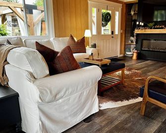 Tranquil haven with a roomy deck and stunning panoramic lake views. - Howell - Wohnzimmer