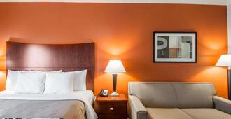 Sleep Inn & Suites Lawton Near Fort Sill - Lawton - Bedroom