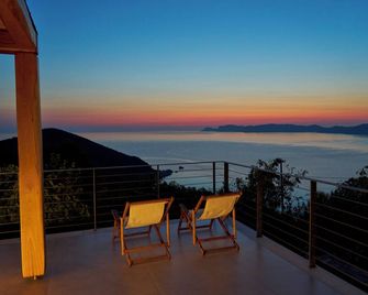 Pnoé Residence is an elegant and modern home that has been fully renovated - Skopelos - Balkon