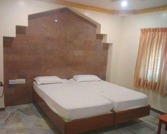 Krishna Tourist Home - Tenkasi - Bedroom