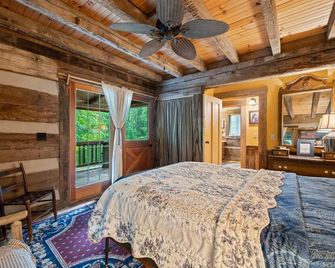 Nostalgic log cabin with antique furnishings. Pet-friendly! - Nashville - Bedroom