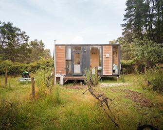 Alpaca Tiny House with Vineyard Lakeside by Tiny Away - Strath Creek - Building