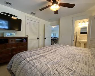 Florida Keys Plantation Key Colony on Canal with Boat lift, 7K month + Taxes - Tavernier - Bedroom