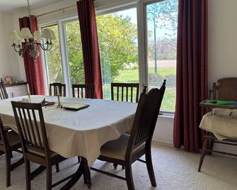 4-bedroom home on farm 5-minutes to Denison/Granville - Granville - Essbereich