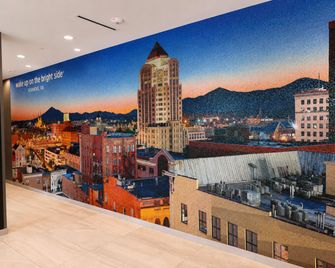 La Quinta Inn & Suites by Wyndham Roanoke Hollins/I-81 - Roanoke - Lobby