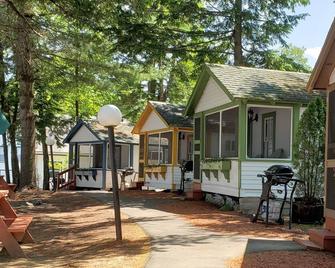 Weirs Beach Motel and Cottages - Laconia - Schlafzimmer