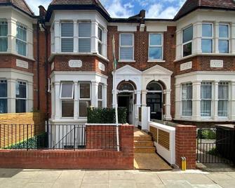 Spacious and bright modern styling 3 bed flat - London - Building