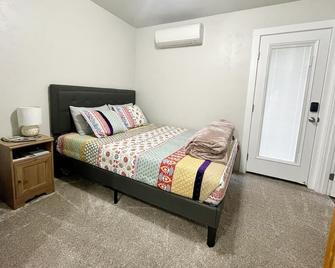 Private Queen Room w/ Bathroom - White City - Bedroom