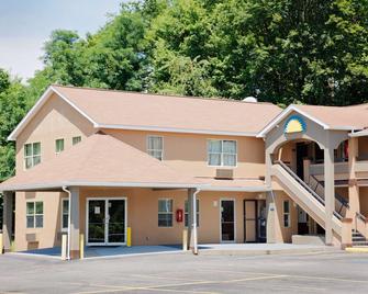 Days Inn by Wyndham Fairmont - Fairmont - Building